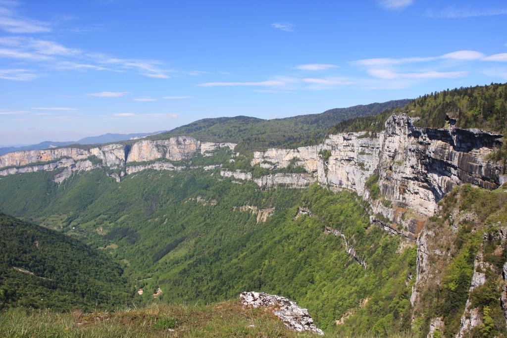 Roulottes au pied du Vercors Saint-Jean-en-Royans Exterior foto